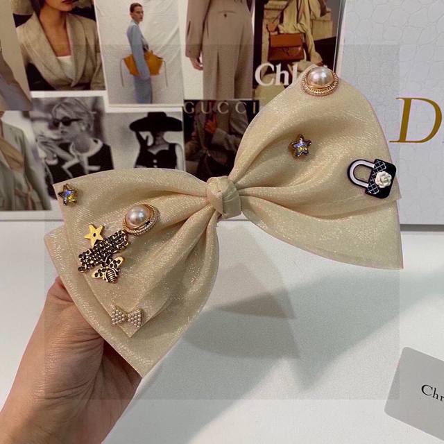 特 配专柜包装 Dior 迪奥 最新爆款蝴蝶结中古五金发夹# 信我 人手必备的单品 这件必须买 洋气神仙颜值 小仙女要收了它 谁戴谁好看